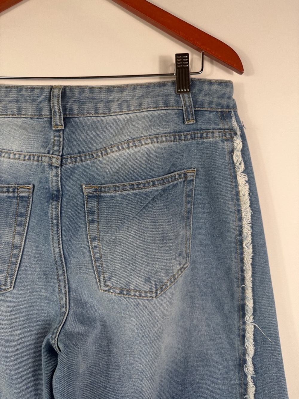 NWT Twist Relaxed Low RiseWide Leg Frayed Seam Jeans - Light Blue. Size 7 / 28 - Picture 9 of 9